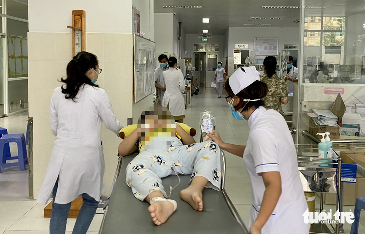 Trẻ nhập viện cấp cứu tại Bệnh viện Nhi đồng 2 (TP.HCM) - Ảnh: XUÂN MAI 