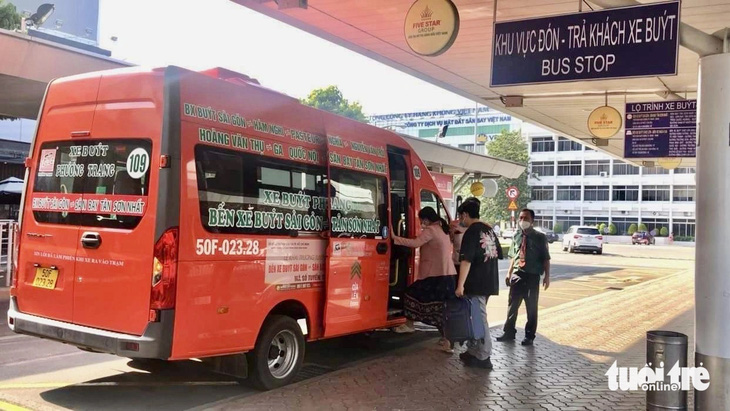 Dịp Tết Nguyên đán, TP.HCM tăng hoạt động tuyến buýt sân bay Tân Sơn Nhất, thu hút đông đảo người dân đi lại - Ảnh: THU DUNG