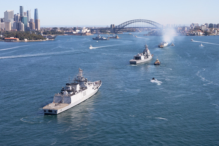 Các tàu tham gia cuộc tập trận hải quân Malabar 2023 di chuyển qua cảng Sydney - Ảnh: HẢI QUÂN HOÀNG GIA ÚC
