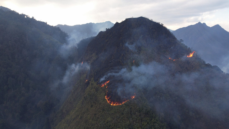 Điểm cháy khu vực Nà Háng hướng đi thôn Dền Thàng vẫn đang cháy nhưng trong phạm vi kiểm soát - Ảnh: A.LIỄN