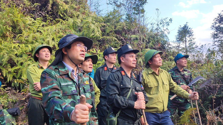 Chủ tịch UBND tỉnh Lào Cai Trịnh Xuân Trường trực tiếp thị sát đám cháy - Ảnh: A.LIỄN