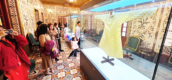 Du khách đổ về tham quan điện Kiến Trung trong ngày mùng 1 Tết Giáp Thìn - Ảnh: THÁI LỘC