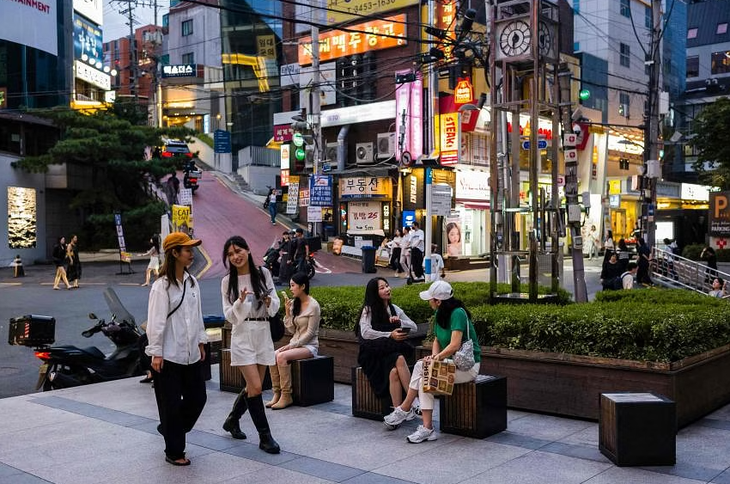 Bạn trẻ ở Seoul - Ảnh: AFP