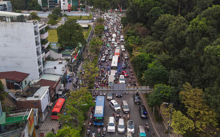 Làm cầu vượt tạm trên đường Trần Quốc Hoàn để tránh ùn tắc sân bay Tân Sơn Nhất