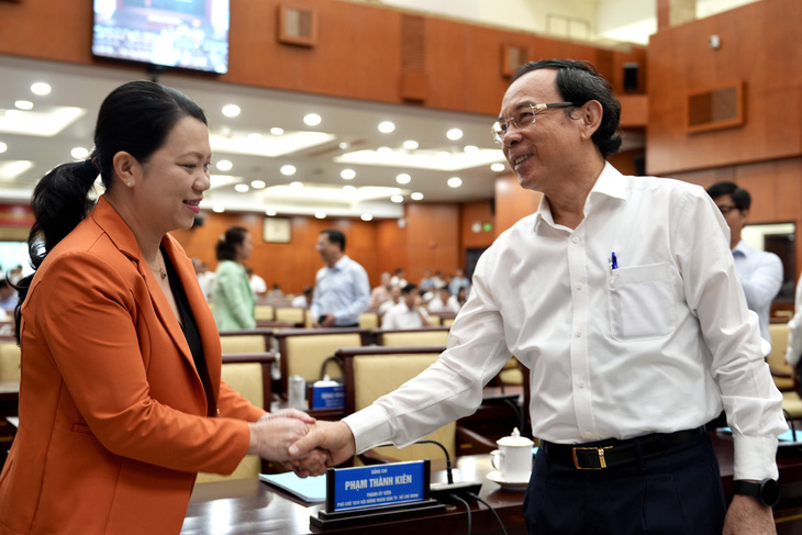 Bí thư Thành ủy TP.HCM Nguyễn Văn Nên trao đổi với các đại biểu tại hội nghị - Ảnh: HỮU HẠNH 