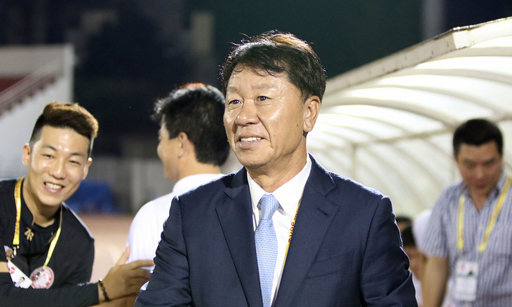 HLV Chung Hae Seong khi dẫn dắt CLB TP.HCM giành ngôi á quân V-League 2019 - Ảnh: HOÀNG TÙNG