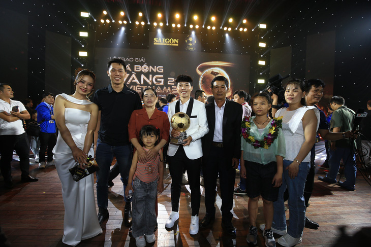 Kim Thanh vui vẻ cùng đại gia đình của mình sau lễ trao giải - Ảnh: PHƯƠNG NGHI