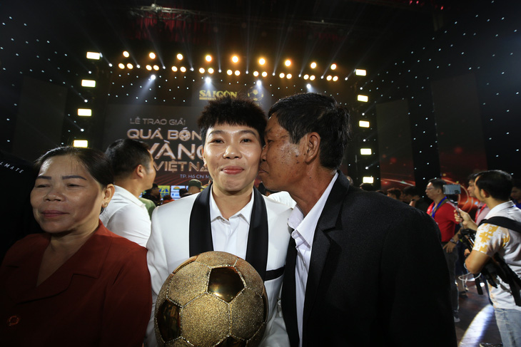 Kim Thanh hạnh phúc khi được cha hôn chúc mừng sau lễ trao giải - Ảnh: PHƯƠNG NGHI