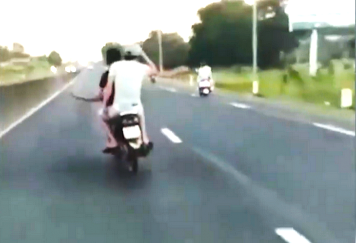 Hai thanh niên ở Phú Yên điều khiển xe máy lạng lách, đánh võng trên quốc lộ 1 - Ảnh: Cắt từ clip