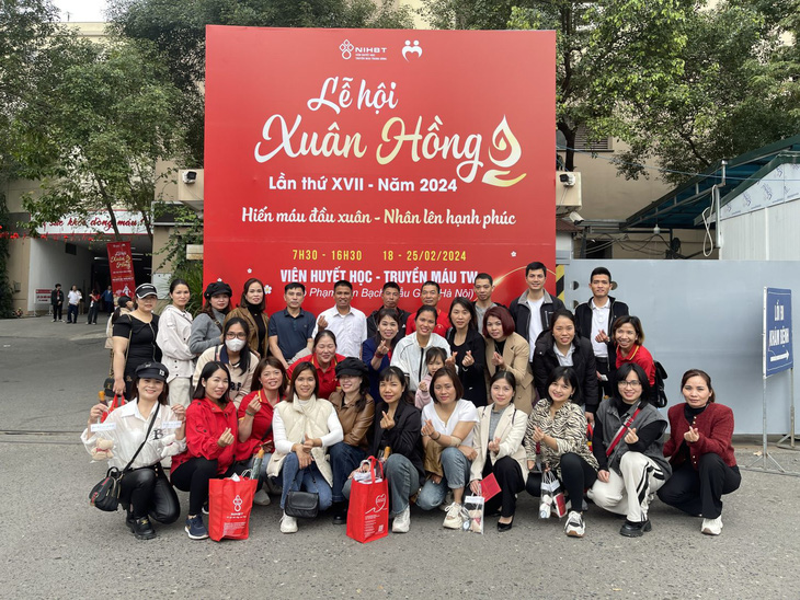 Hơn 50 người của các gia đình đến từ xã Xuân Quan, huyện Văn Giang, Hưng Yên hiến máu tại Lễ hội Xuân hồng năm 2024 - Ảnh: Nhân vật cung cấp