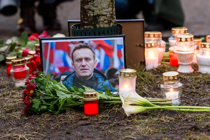 Nến và hoa đặt cạnh bức ảnh của cố chính trị gia đối lập Alexei Navalny trước Đại sứ quán Nga ở Riga, Latvia, ngày 16-2 - Ảnh: AFP