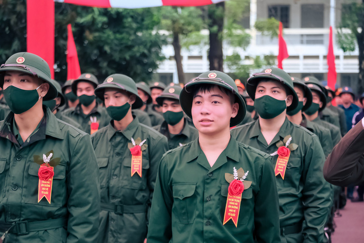 Nam thanh niên ở Hà Nội lên đường thực hiện nghĩa vụ quân sự năm 2022 - Ảnh: NAM TRẦN