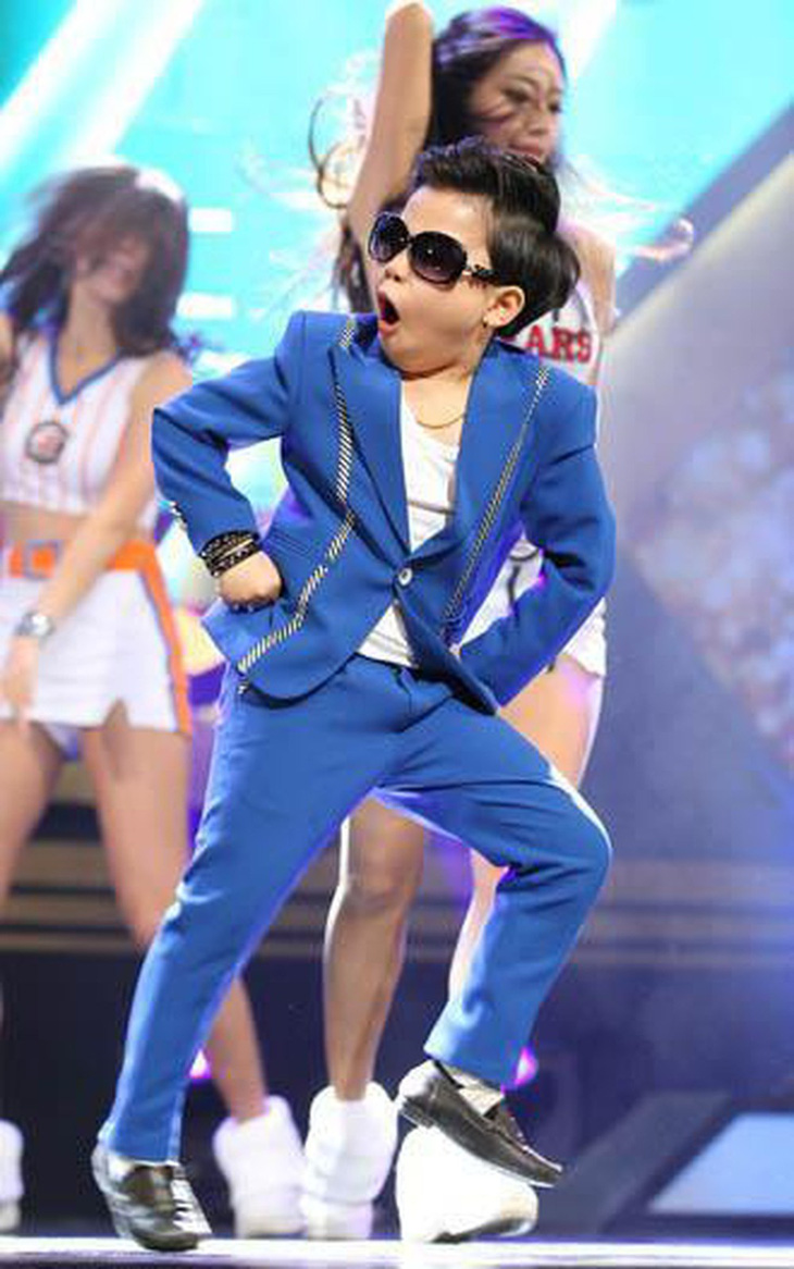 PSY nhí đắt show từ âm nhạc đến truyền hình thực tế nhờ độ hot của MV tỷ view đầu tiên của Kpop này.