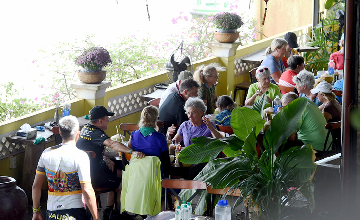 Dịp Tết Nguyên đán 2024, nhóm du khách nước ngoài rất hài lòng khi ăn uống tại một quán ăn ở TP Sa Đéc (tỉnh Đồng Tháp) với giá cả như ngày bình thường  - Ảnh: TỰ TRUNG