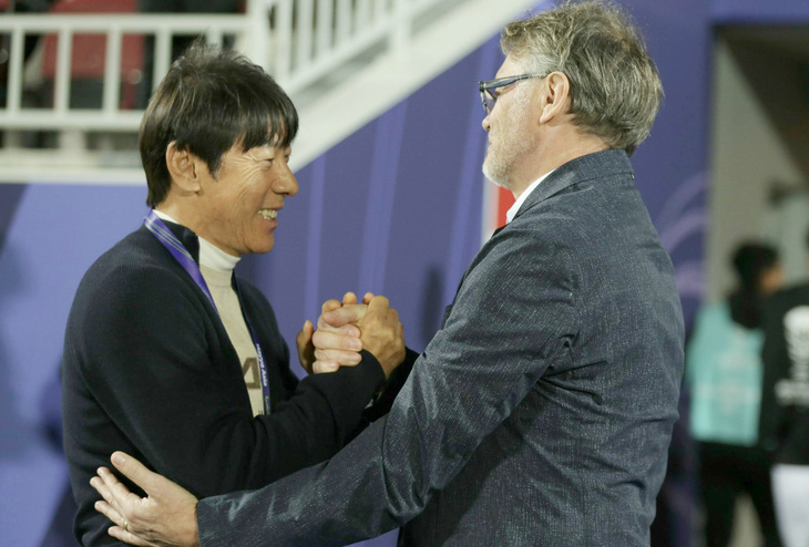 Hai HLV Shin Tae Yong và Philippe Troussier sẽ gặp lại nhau tại vòng loại World Cup 2026 vào tháng 3 - Ảnh: HOÀNG TUẤN