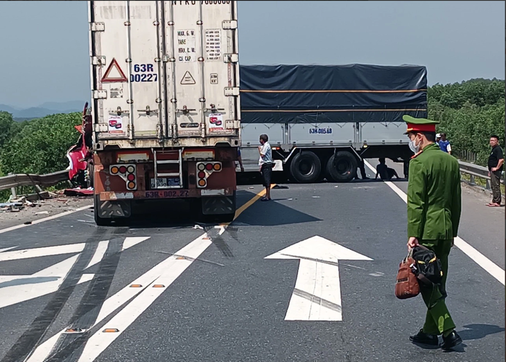 Hiện trường vụ tai nạn khi xe 7 chỗ vượt xe chở container trên cao tốc Cam Lộ - La Sơn ngày 18-2 làm 3 người chết - Ảnh: N.H.