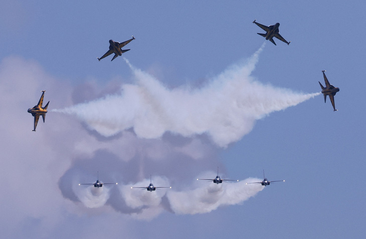 Phi đội Đại bàng đen (Black Eagles) của không quân Hàn Quốc biểu diễn trên không hôm 18-2, ngay trước khi chính thức khai mạc Triển lãm hàng không Singapore - Ảnh: REUTERS