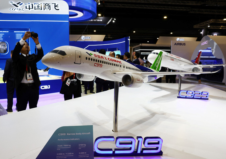 Mô hình máy bay C919 của Trung Quốc tại Triển lãm hàng không Singapore (diễn ra tại Trung tâm triển lãm Changi ở Singapore) ngày 20-2 - Ảnh: REUTERS