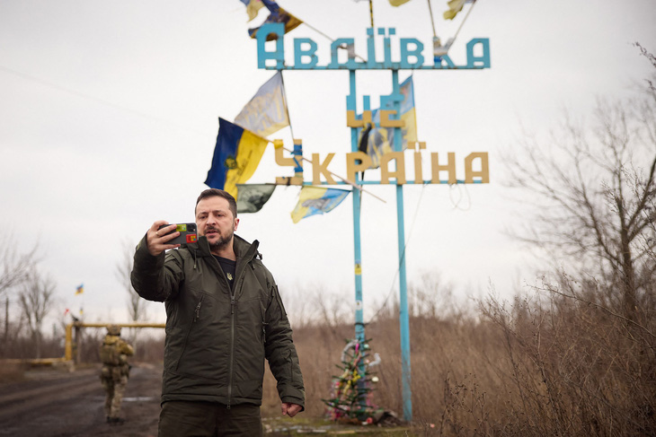 Tổng thống Ukraine Volodymyr Zelensky chụp ảnh selfie trước tấm biển ghi “Avdiivka là Ukraine” tại Avdiivka, vùng Donetsk, ngày 29-12-2023 - Ảnh: AFP