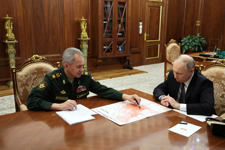 Tổng thống Nga Vladimir Putin (phải) lắng nghe Bộ trưởng Quốc phòng Sergei Shoigu trong cuộc gặp ở Matxcơva, Nga ngày 20-2 - Ảnh: REUTERS