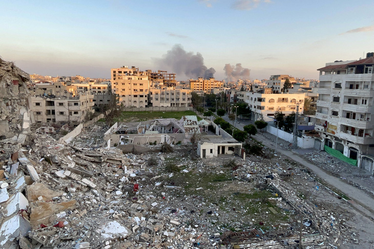 Các tòa nhà bị phá hủy và khói bốc lên cuồn cuộn sau cuộc bắn phá của Israel vào ngày 20-2 tại thành phố Gaza của Dải Gaza - Ảnh: AFP