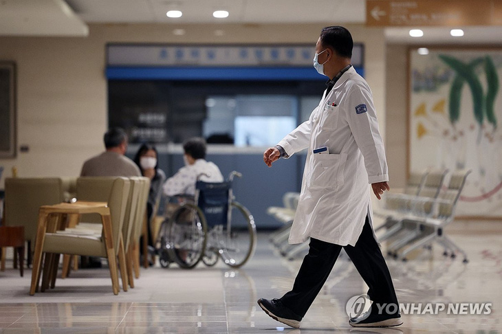 Các phòng cấp cứu quá tải, bệnh nhân bị dời lịch phẫu thuật vì hàng nghìn bác sĩ đình công để phản đối kế hoạch tăng chỉ tiêu tuyển sinh đầu vào trường y tại Hàn Quốc - Ảnh: YONHAP