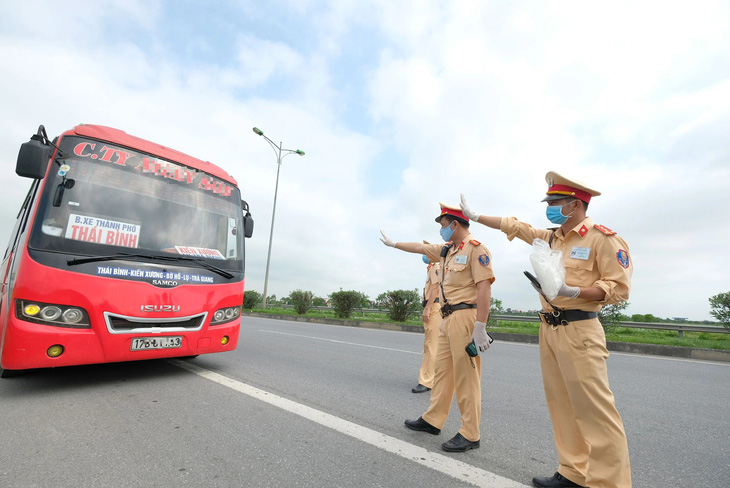 Cảnh sát giao thông kiểm tra một phương tiện tại Hà Nội - Ảnh: NAM TRẦN