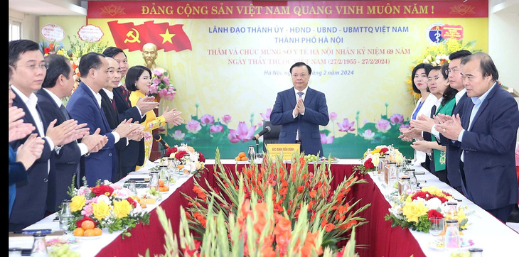 Bí thư Hà Nội thăm, chúc mừng Sở Y tế Hà Nội dịp kỷ niệm Ngày Thầy thuốc Việt Nam - Ảnh: NGUYỄN THÀNH