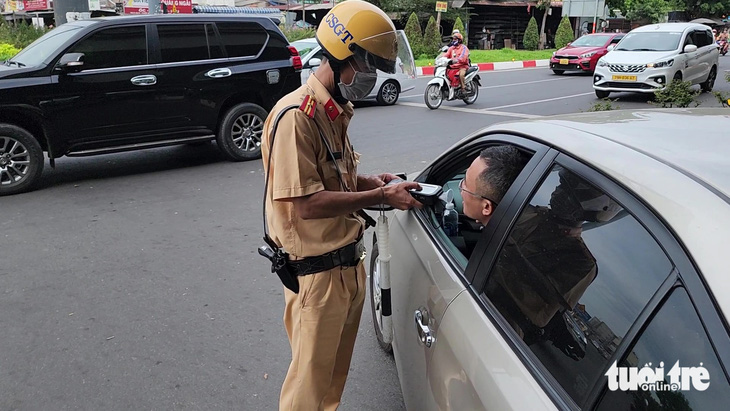 Cảnh sát giao thông TP.HCM kiểm tra nồng độ cồn người đi đường - Ảnh: MINH HÒA