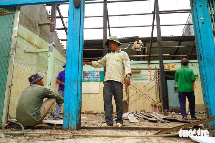 Ngày 21-2, một hộ dân trên đường tỉnh 870, tỉnh Tiền Giang tháo dỡ nhà để bàn giao mặt bằng cho dự án cầu Rạch Miễu 2