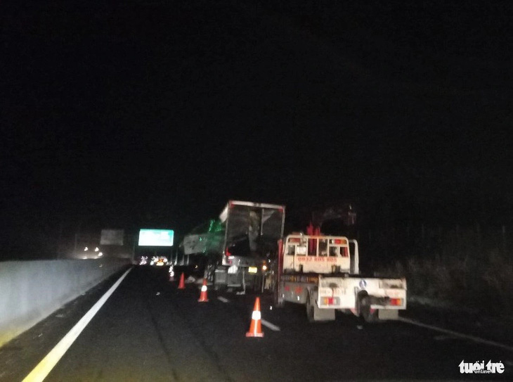 Một vụ tai nạn tại Km94 cao tốc Phan Thiết - Dầu Giây trong đêm 20-2 - Ảnh: ĐỨC TRONG