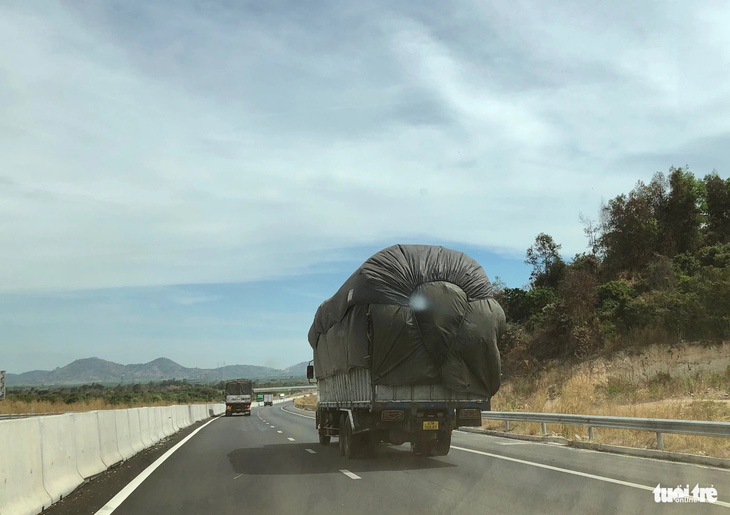 Một chiếc xe tải nặng chạy trên cao tốc Phan Thiết - Dầu Giây - Ảnh: ĐỨC TRONG