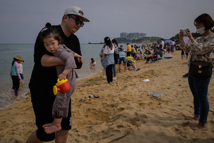 Các gia đình đưa con đi tắm biển ở Sokcho, Hàn Quốc - Ảnh: AFP