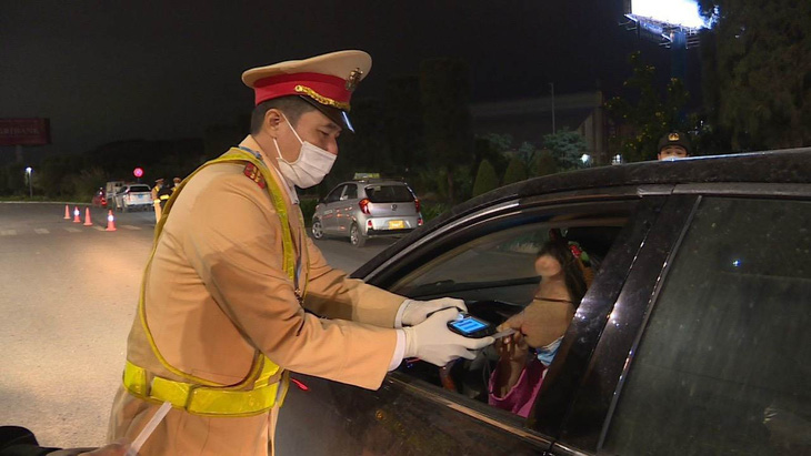 Cảnh sát giao thông kiểm tra nồng độ cồn - Ảnh: Cục Cảnh sát giao thông