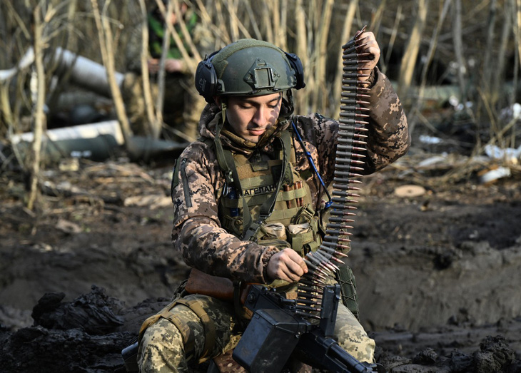 Cả Ukraine và Nga đều đối mặt với nguy cơ thiếu đạn dược - Ảnh: AFP