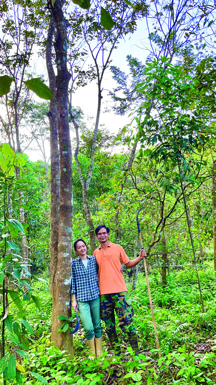 Anh Đạt và vợ đi thăm rừng