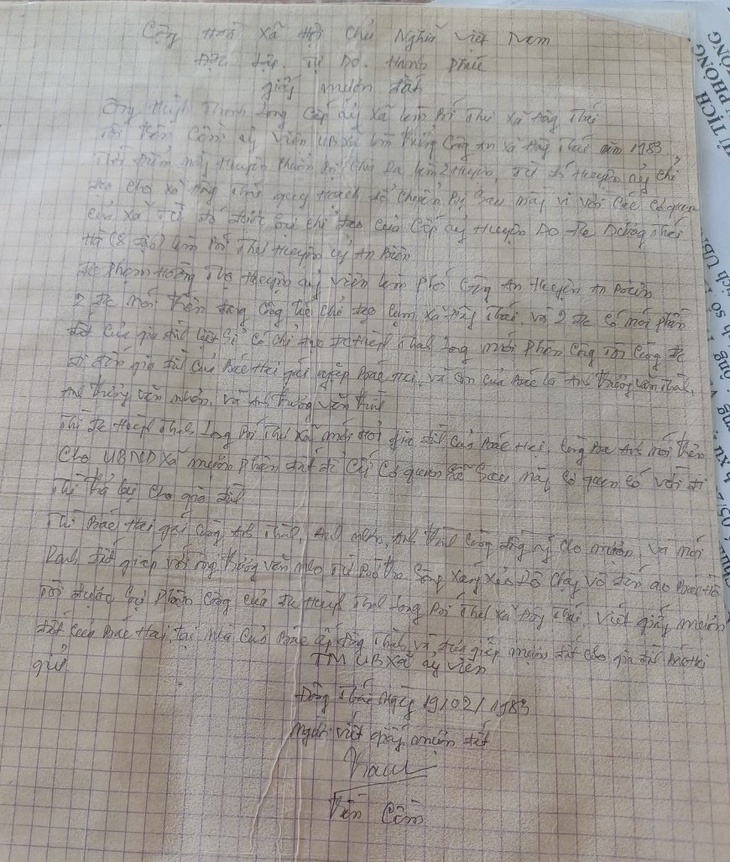 Tờ giấy mượn đất do ông Trần Cầm - khi đó là trưởng Công an xã Đông Thái - viết vào năm 1983 được gia đình ông Trình lưu giữ đến nay - Ảnh: BỬU ĐẤU
