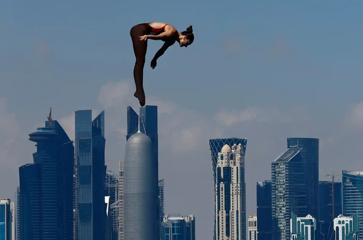 Nữ vận động viên Jessica Macaulay của Canada đang thực hiện phần thi nhảy từ độ cao 20m vòng bán kết Giải vô địch thể thao dưới nước thế giới 2024 tại Doha, Qatar - Ảnh: REUTERS