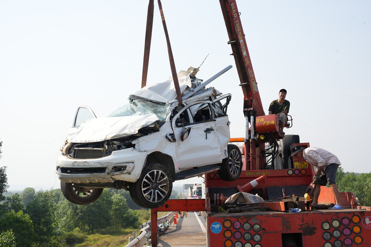 Chiếc ô tô gặp nạn biến dạng hoàn toàn sau vụ tai nạn khiến 3 người chết trên cao tốc Cam Lộ - La Sơn - Ảnh: NGỌC MINH