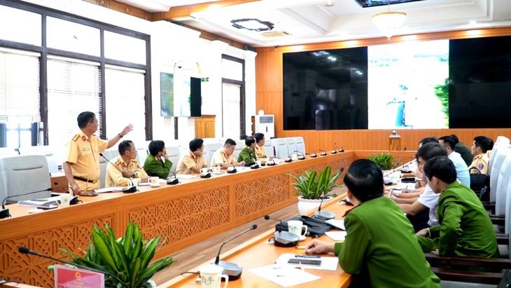 Tỉnh Thừa Thiên Huế chỉ đạo CSGT tỉnh tăng cường tuần tra, xử lý nghiêm các vi phạm giao thông trên cao tốc Cam Lộ - La Sơn - Ảnh: NGỌC MINH