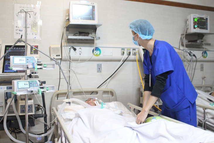 Người cao tuổi đột quỵ được chăm sóc tại Bệnh viện Lão khoa trung ương - Ảnh: DƯƠNG LIỄU