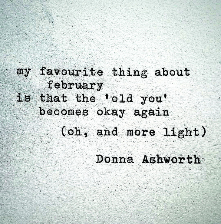 Hơn 7.000 người đã thích bài thơ này của Donna Ashworth trên Instagram. Tạm dịch: điều tôi thích nhất ở / tháng hai / là 'con người cũ' của ta / ổn trở lại / (ồ, và thêm nắng)
