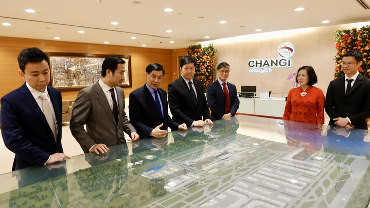 Ông Johnathan Hạnh Nguyễn - chủ tịch Tập đoàn Liên Thái Bình Dương (IPPG) (vị trí thứ 3 từ bên trái qua) cũng là chủ đầu tư tại nhà ga quốc tế Cam Ranh - đang trao đổi, chia sẻ mô hình vận hành sân bay Changi để áp dụng cho sân bay Cam Ranh - Ảnh: C.R