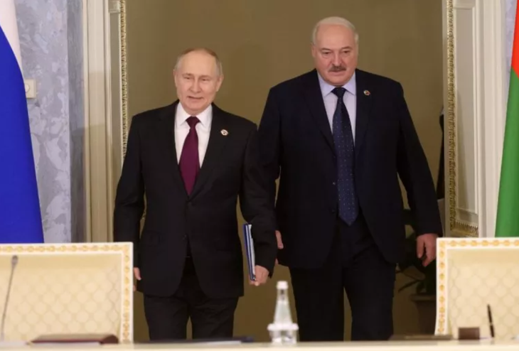 Tổng thống Nga Vladimir Putin (trái) và Tổng thống Belarus Alexander Lukashenko tại thành phố St. Petersburg, Nga vào tháng 1-2024 - Ảnh: GETTY IMAGES