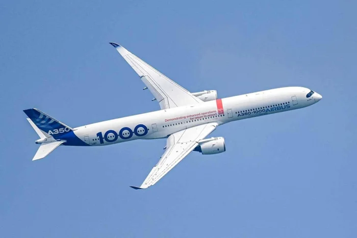 Một chiếc Airbus A350-1000 biểu diễn tổng duyệt trong khuôn khổ Triển lãm hàng không Singapore ở Singapore hôm 18-2-2024. Singapore đặt mục tiêu giảm lượng khí thải carbon bằng cách yêu cầu các hãng hàng không sử dụng nhiên liệu hàng không bền vững từ năm 2026 - Ảnh: AFP