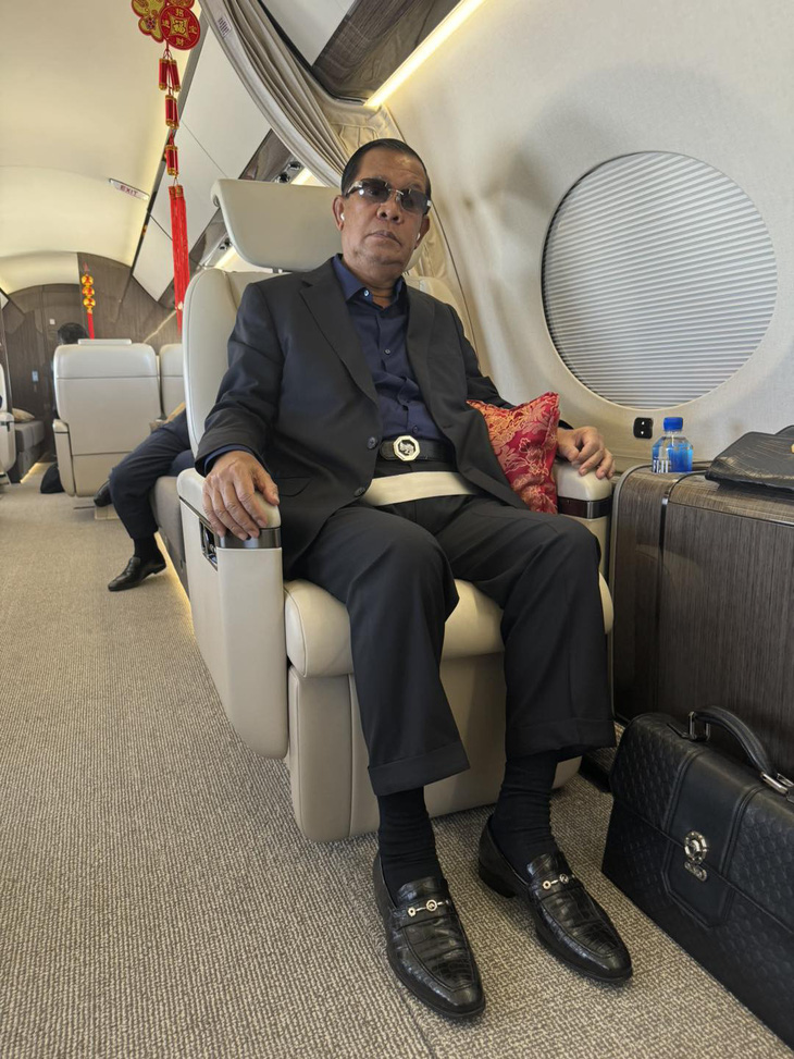Cựu thủ tướng Campuchia Hun Sen đăng ảnh ngồi trên máy bay đến Bangkok thăm người bạn thân là cựu thủ tướng Thái Lan Thaksin - Ảnh: FACEBOOK SAMDECH HUN SEN CAMBODIA
