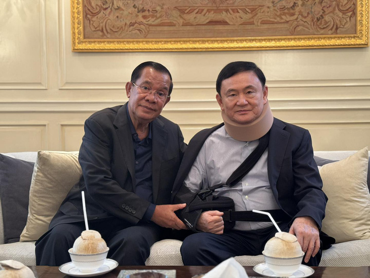 Cựu thủ tướng Campuchia Hun Sen (bên trái) trò chuyện và chụp ảnh với cựu thủ tướng Thái Lan Thaksin Shinawatra tại nhà ông Thaksin sáng 21-2 - Ảnh: FACEBOOK SAMDECH HUN SEN CAMBODIA