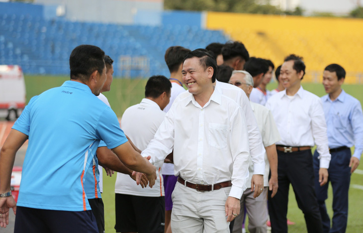 Phó chủ tịch VFF Trần Anh Tú bắt tay HLV Nguyễn Quốc Tuấn (U19 B.Bình Dương) sau lễ khai mạc - Ảnh: HOÀNG TUẤN