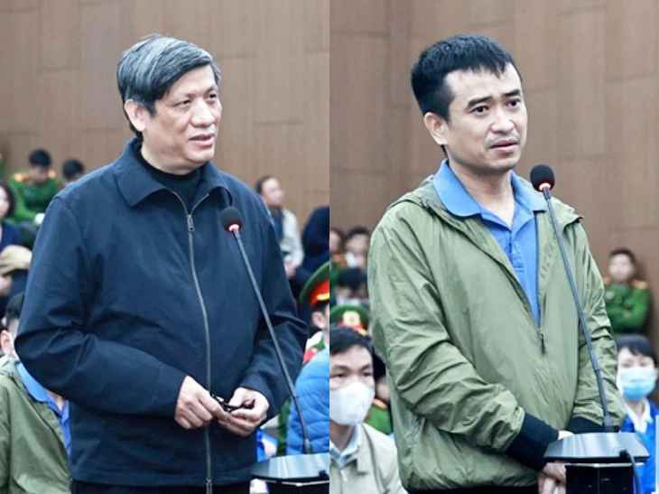 Cựu bộ trưởng Nguyễn Thanh Long (trái) và tổng giám đốc Việt Á Phan Quốc Việt tại phiên tòa - Ảnh: GIANG LONG