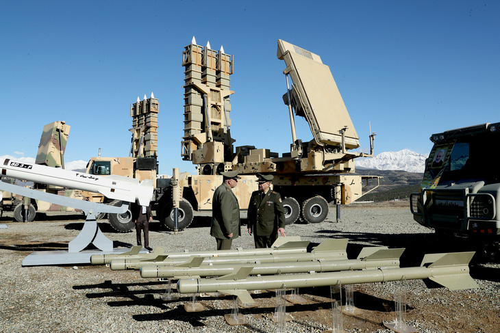 Ảnh do Bộ Quốc phòng Iran cung cấp ngày 17-2, cho thấy sĩ quan nước này bên loại tên lửa Sayad-3 cùng hệ thống phòng thủ Arman tại địa điểm không tiết lộ - Ảnh: AFP